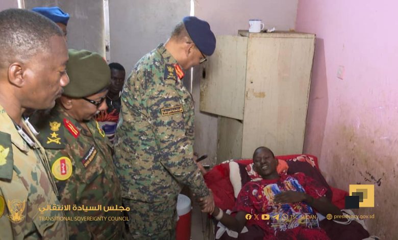 الفريق إبراهيم جابر يتفقد جرحي العمليات 1 IMG 20250916 WA0047