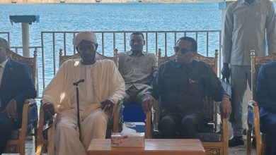 رئيس الوزراء يعزي في فقيد البلاد عبد القادر منهم منصور 4 IMG 20251026 WA0074