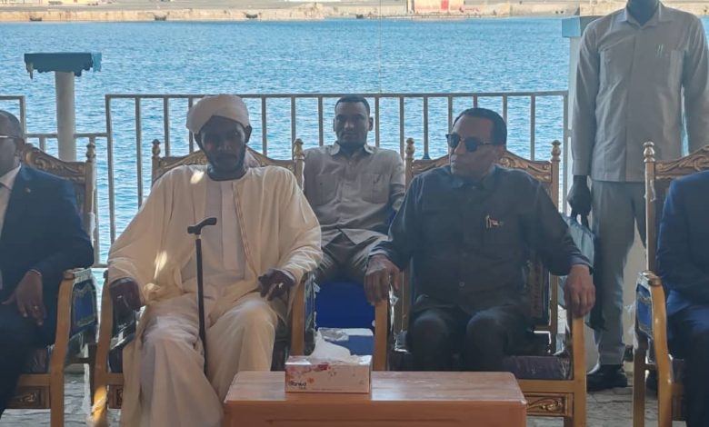 رئيس الوزراء يعزي في فقيد البلاد عبد القادر منهم منصور 1 IMG 20251026 WA0074