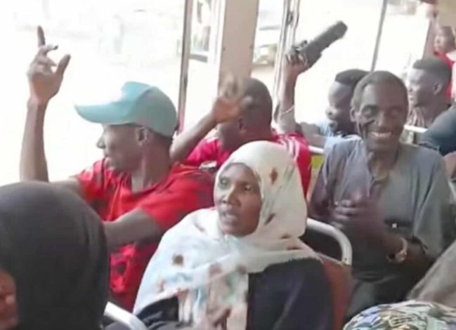 على انغام اغنية أسأل نفسك بينك وبينها :(مواطنون يتغنون داخل حافلة مواصلات بشرق النيل) 1 Screenshot ٢٠٢٥١٠١٧ ١٢٤٧٥١ Chrome