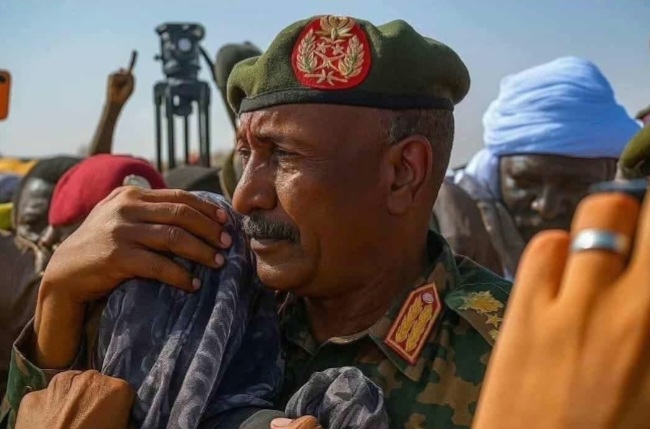 في صورة تحكي عن (صلابة القائد) و (حنو الأب) (جمال فرفور ) يعلق على لقطة مؤثرة لقائد الجيش “البرهان” مع نازحة من دارفور 1 Screenshot ٢٠٢٥١١١٠ ٠٩٥١١١ Chrome