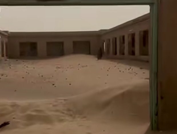 الرمال تبتلع مركز صحي مرزوقة.. وطبيب يستغيث: أنقذوا مرضانا في نهر النيل 1 Screenshot 20261025 093011 com hihonor photos SlotAlbumActivity